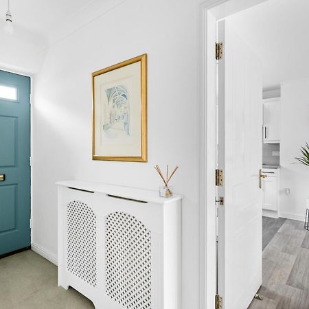 Luxurious 3 Bed House With Free Parking, Close To The Train Station & Town برينتري المظهر الخارجي الصورة