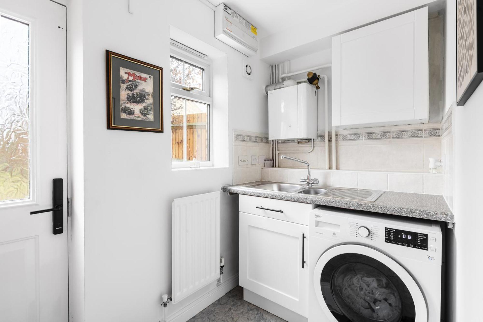 Luxurious 3 Bed House With Free Parking, Close To The Train Station & Town برينتري المظهر الخارجي الصورة